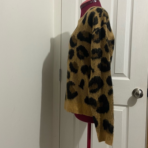 Love By Design women brown animal print fuzzy long sleeves sweater. Size M. NWOT - Picture 3 of 6